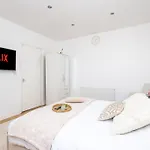 Cliffton House, Sleeps 5, Parking,netflix, Wifi, Only 6 Min To