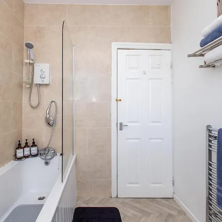 Cliffton House, Sleeps 5, Parking,netflix, Wifi, Only 6 Min To *