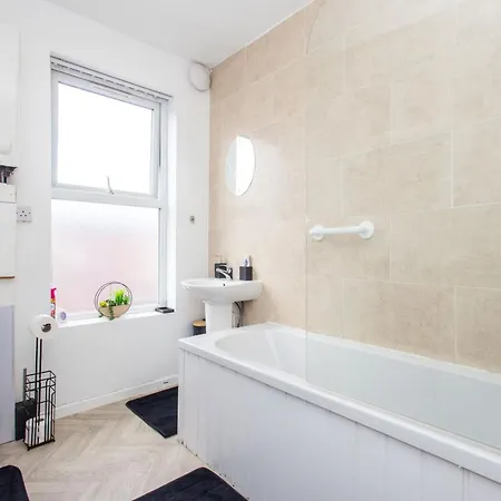 Cliffton House, Sleeps 5, Parking,netflix, Wifi, Only 6 Min To *