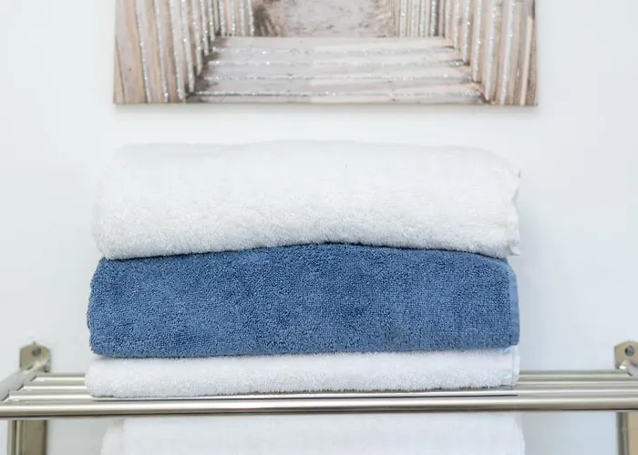 Cliffton House, Sleeps 5, Parking,netflix, Wifi, Only 6 Min To 度假居 *