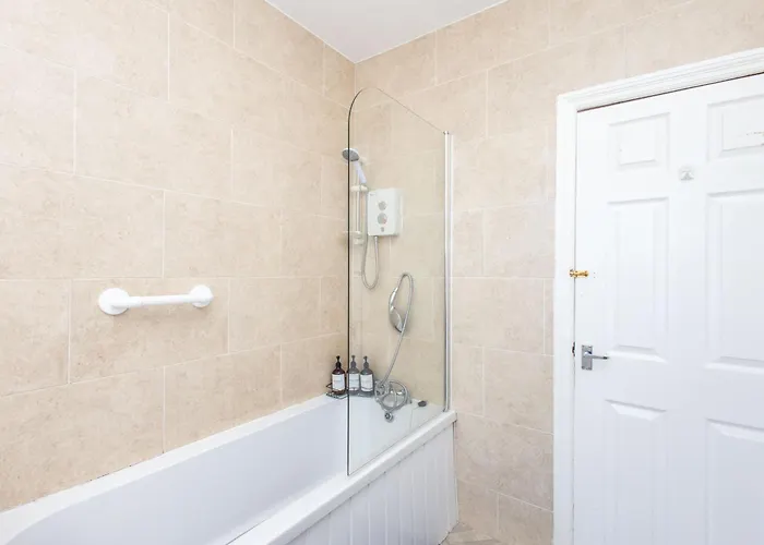 度假居 Cliffton House, Sleeps 5, Parking,netflix, Wifi, Only 6 Min To *