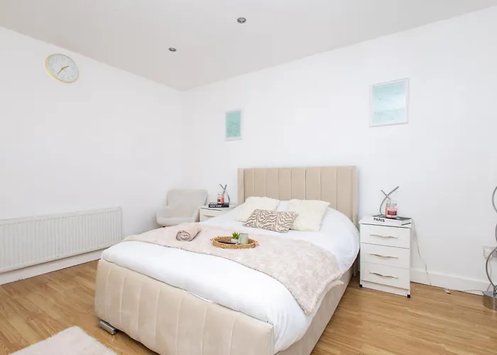 Cliffton House, Sleeps 5, Parking,netflix, Wifi, Only 6 Min To 度假居