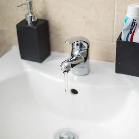 Vakantiehuis Cliffton House, Sleeps 5, Parking,netflix, Wifi, Only 6 Min To *