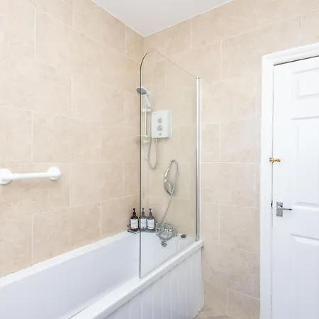 Vakantiehuis Cliffton House, Sleeps 5, Parking,netflix, Wifi, Only 6 Min To *